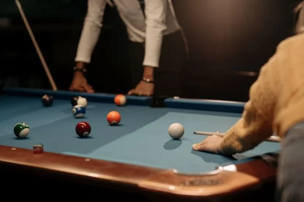 snooker player cue